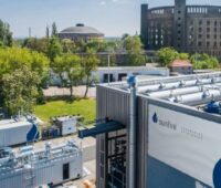 Firmengelände mit Bäumen - Sunfire stellt in Dresden Elektrolyseure her