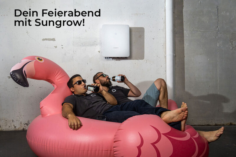 Bild mit zwei schwarzgekleideten und sonnenbegrillten Herren biertrinkend auf einem rosanen, aufblasbaren Schwimmflamingo liegend. Text: "Dein Feierabend mit Sungrow!"