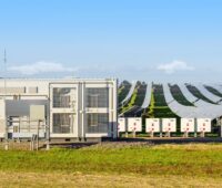 ZU sehen ist ein Zentralwechselrichter vom 200-MW-Wright-Photovoltaik-Solarpark im kalifornischen Central Valley.