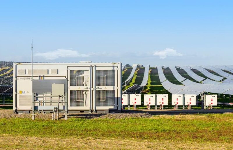 ZU sehen ist ein Zentralwechselrichter vom 200-MW-Wright-Photovoltaik-Solarpark im kalifornischen Central Valley.