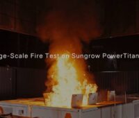Brennende Batteriecontainer bei einem Brandschutztest