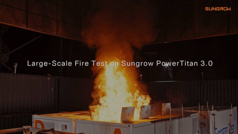 Brennende Batteriecontainer bei einem Brandschutztest