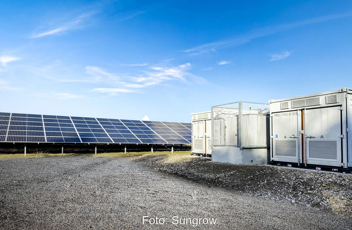 Zu sehen sind die Container, die die Wechselrichter für den Photovoltaik-Solarpark Weesow-Willmersdorf enthalten. Sie stehen zwischen den Photovoltaik-Modulen.
