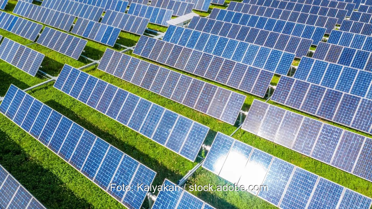 Im Bild ein Solarpark, Sunisus hat die Photovoltaik-Projektpipeline von Sharp übernommen.