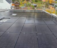 Installation von PVT-Module auf einem Schrägdach.