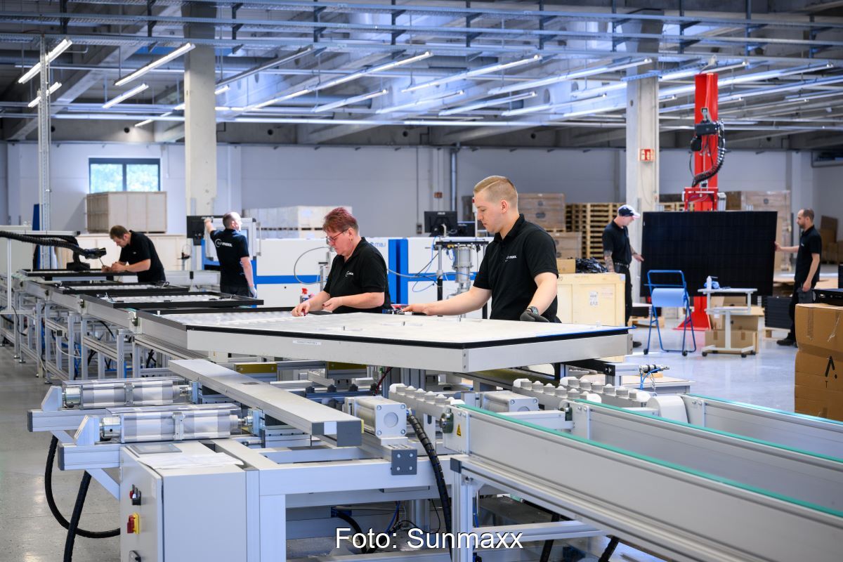 Frauen udn Männer an einer Produktionslinie für PVT-Module bei Sunmaxx.