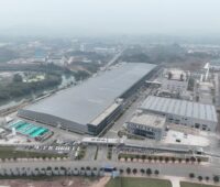 Luftbild eines Industriekomplexes in China, in dem eine Solarzellenfabrik untergebracht ist.