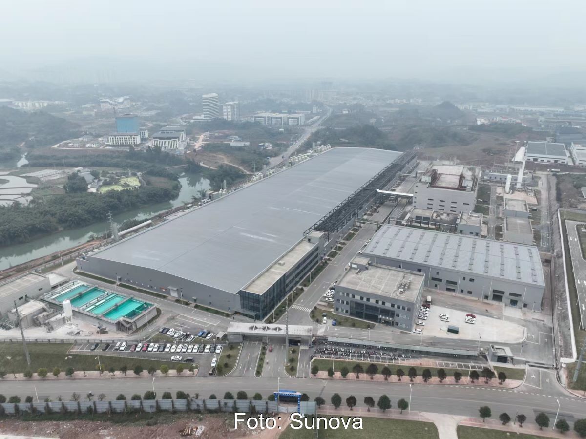 Luftbild eines Industriekomplexes in China, in dem eine Solarzellenfabrik untergebracht ist.
