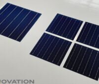 Im Bild eine große Solarzelle und daneben vier Solarzellen als Symbol für die neue Photovoltaik Viertelzellen-Technologie.