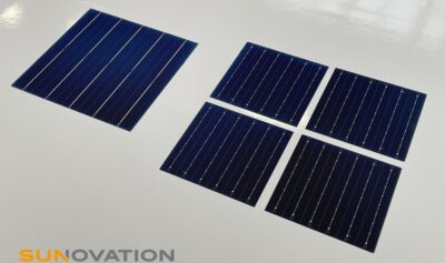 Im Bild eine große Solarzelle und daneben vier Solarzellen als Symbol für die neue Photovoltaik Viertelzellen-Technologie.