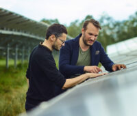 Zwei Männer im Solarpark