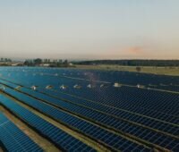 Zu sehen ist einer der Photovoltaik-Solarparks von Svea Solar in Schweden.