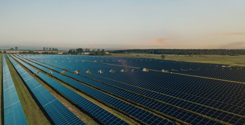 Zu sehen ist einer der Photovoltaik-Solarparks von Svea Solar in Schweden.