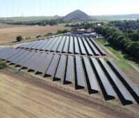 Zu sehen ist der Solarpark in Niederröblingen. Mit dem Erwerb der Anteile an Innosun baut TEAG die Photovoltaik aus.