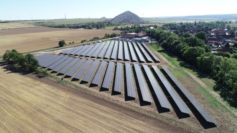 Zu sehen ist der Solarpark in Niederröblingen. Mit dem Erwerb der Anteile an Innosun baut TEAG die Photovoltaik aus.