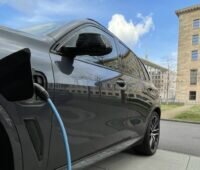 Zu sehen ist ein E-Auto, dessen Besitzer:in von dem THG-Quoten-Service der M3E GmbH profitieren könnte.