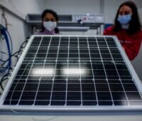 Zu sehen sind zwei Forscherinnen der TH Köln, die sich mit Energy Harvesting von Photovoltaik-Modulen beschäftigen.