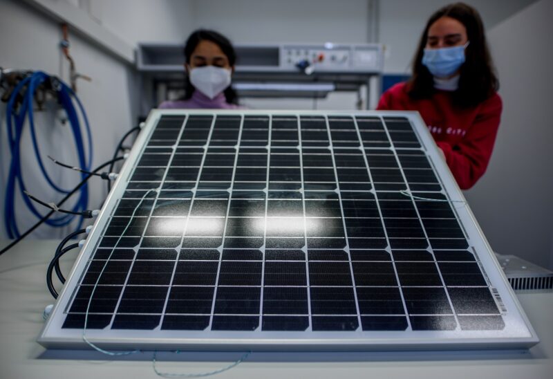 Zu sehen sind zwei Forscherinnen der TH Köln, die sich mit Energy Harvesting von Photovoltaik-Modulen beschäftigen.
