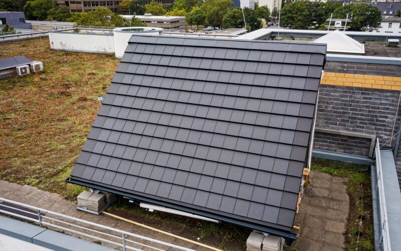 Das Unternehmen Paxos Consulting & Engineering hat in Zusammenarbeit mit der TH Köln eine neuartige PVT-Solardachpfanne entwickelt.