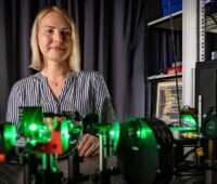 Im Bild Maria Saladina, Wissenschaftliche Mitarbeiterin der Professur Optik und Photonik kondensierter Materie der TU Chemnitz, die sich mit dem Ladungstransport in organischen Solarzellen beschäftigt.