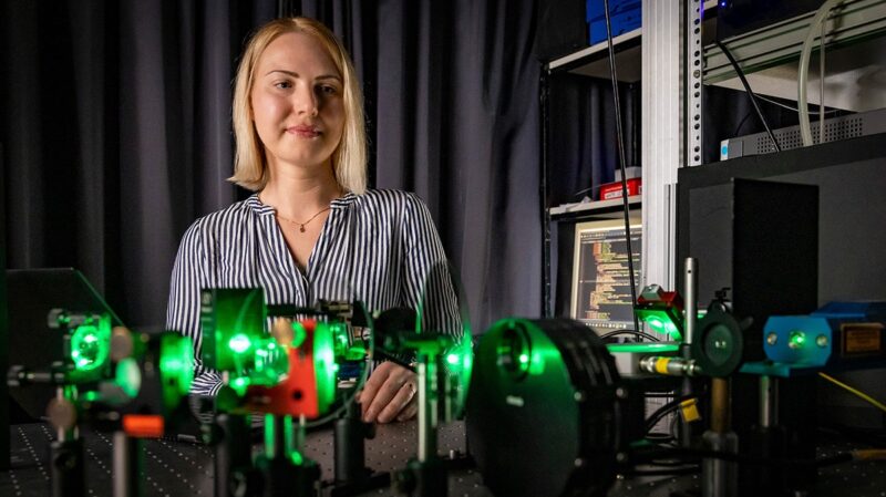 Im Bild Maria Saladina, Wissenschaftliche Mitarbeiterin der Professur Optik und Photonik kondensierter Materie der TU Chemnitz, die sich mit dem Ladungstransport in organischen Solarzellen beschäftigt.