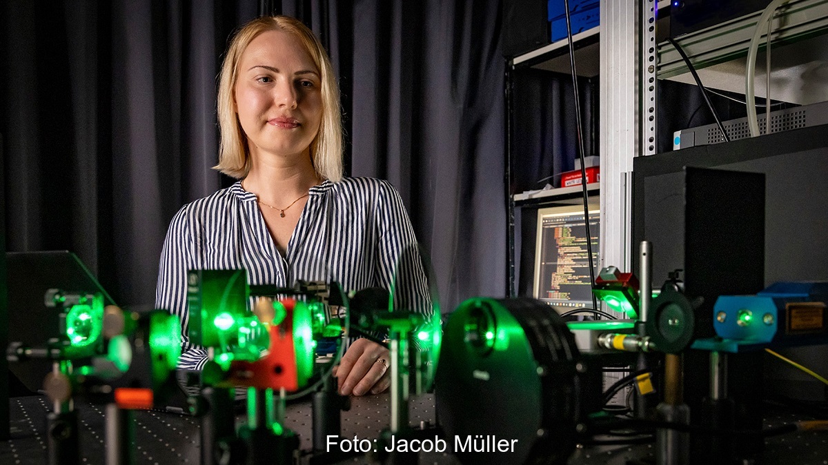 Im Bild Maria Saladina, Wissenschaftliche Mitarbeiterin der Professur Optik und Photonik kondensierter Materie der TU Chemnitz, die sich mit dem Ladungstransport in organischen Solarzellen beschäftigt.