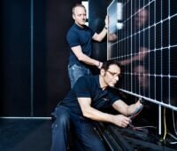 Zu sehen ist ein Teststand beim TÜV Rheinland für Photovoltaik-Module, dessen Messgenauigkeit die Forscher:innen verbessert haben.