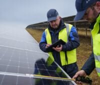 Uwe Hupach mit Mitarbeiter vom TÜV Rheinland überprüft den Photovoltaik-Solarpark Südeifel.