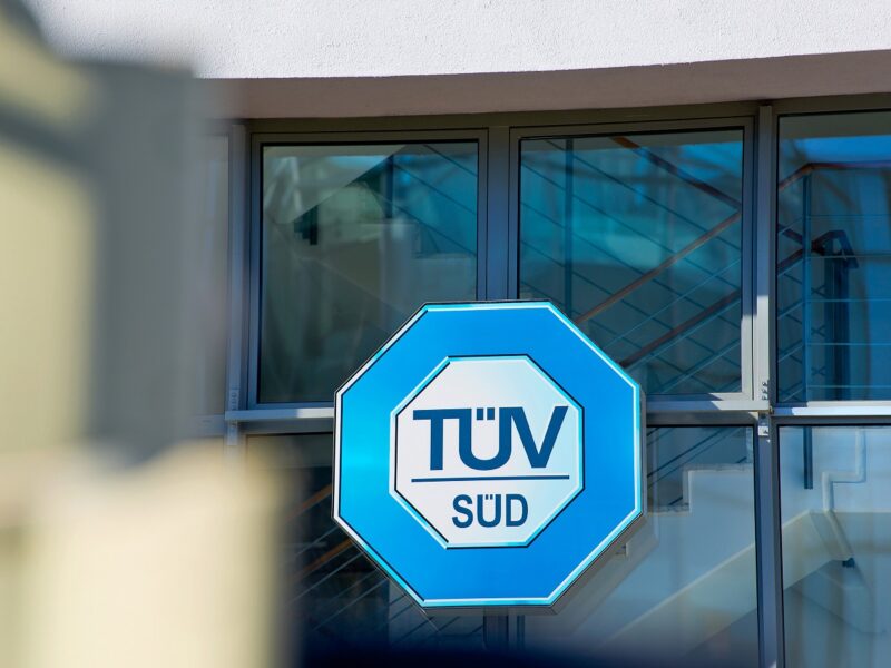 Zu sehen ist das Logo vom TÜV Süd, der ein Nachhaltigkeitsassessment für die Batteriezellfertigung entwickelt hat.
