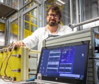Zu sehen ist TU Graz-Forscher Stefan Spirk, der den Stromspeicher aus Vanillin entwickelt hat.