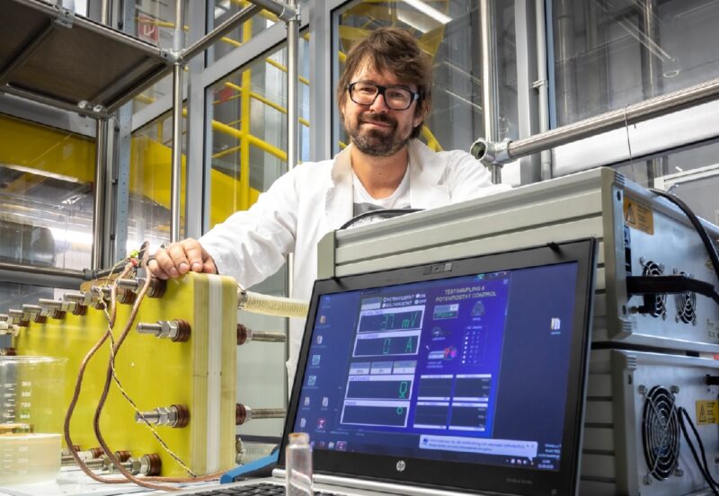 Zu sehen ist TU Graz-Forscher Stefan Spirk, der den Stromspeicher aus Vanillin entwickelt hat.