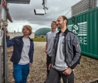 Zu sehen sind die Mitglieder Maximilian Hauck, Felix Fischer und Jeremias Weinrich des Forschungsteam der Technischen Uni München, die für ihr Biogas-Anlagenkonzept beim Carbon Removal Student Competition gewonnen haben.