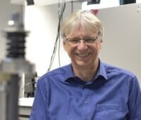 Im Bild Prof. Thomas F. Fässler, der mit seinem Team den neuen Lithiumionen-Leiter für Feststoffbatterien gefunden hat.