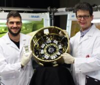 Zu sehen sind Prof. Dr. Peter Müller-Buschbaum und sein Mitarbeiter Lennart K. Reb, die neue Solarzellen für Anwendungen im All erforschen.
