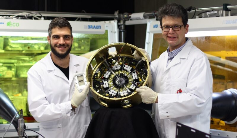 Zu sehen sind Prof. Dr. Peter Müller-Buschbaum und sein Mitarbeiter Lennart K. Reb, die neue Solarzellen für Anwendungen im All erforschen.