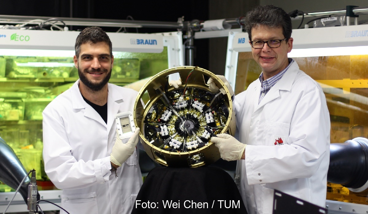 Zu sehen sind Prof. Dr. Peter Müller-Buschbaum und sein Mitarbeiter Lennart K. Reb, die neue Solarzellen für Anwendungen im All erforschen.
