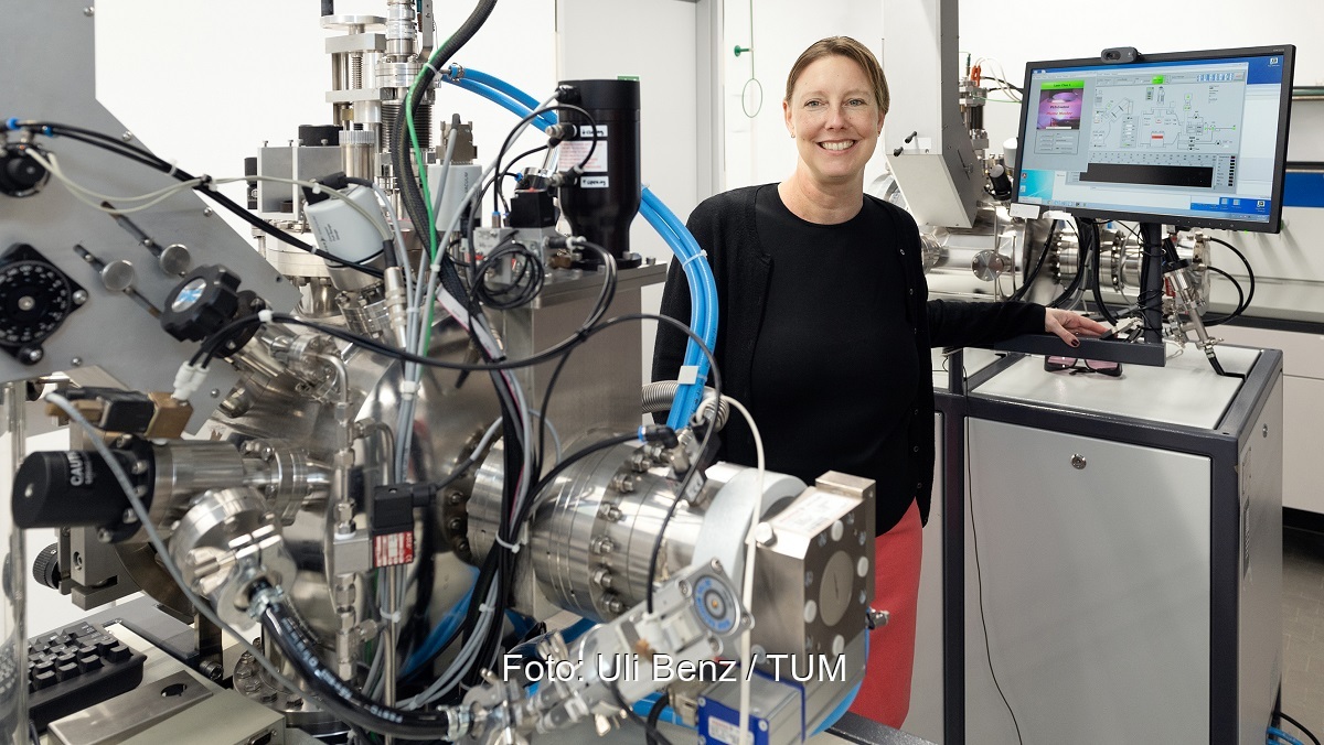 Zu sehen ist Professorin Jennifer Rupp, die den als opto-ionischer Effekt bezeichneten Vorgang mit entdeckt hat.