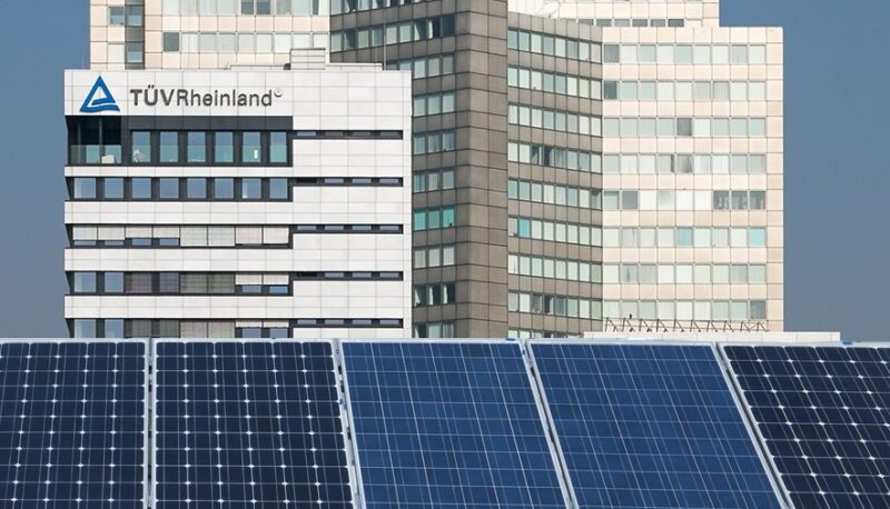 Der TÜV Rheinland hat eine Prüfnorm zur Zertifizierung von gebäudeintegrierten Photovoltaik-Modulen mit der Bezeichnung 2 PfG 2796/02.22 entwickelt.