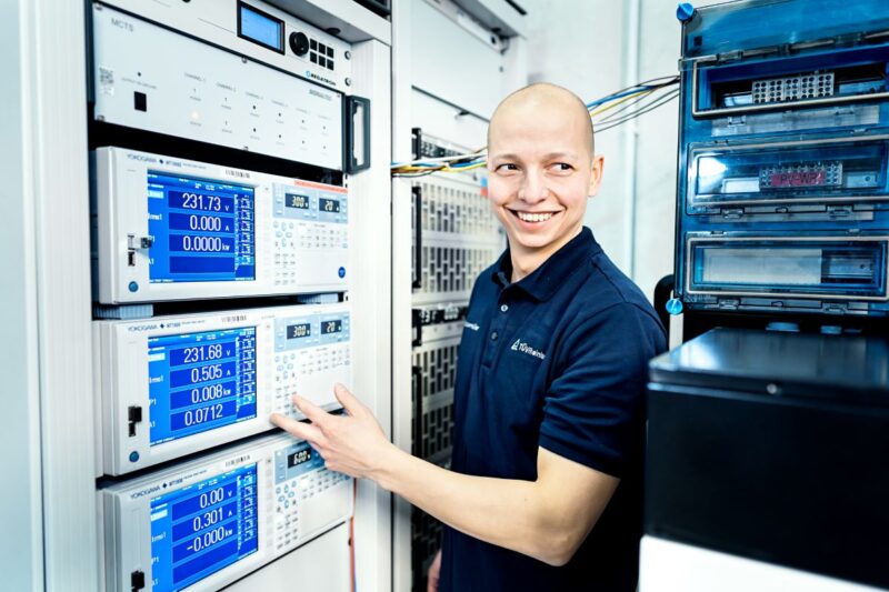 Ein TÜV-Prüfer an einem Prüfstand für PV-Anlagen.
