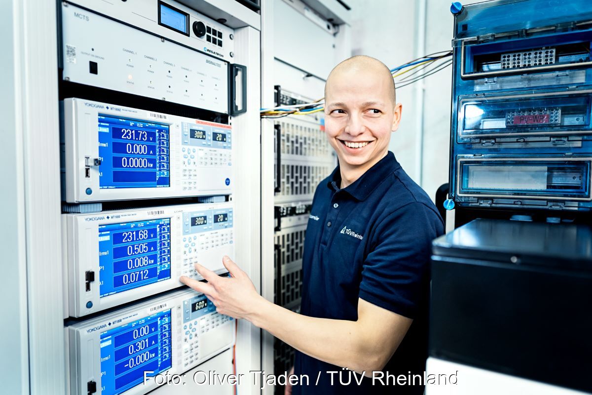 Ein TÜV-Prüfer an einem Prüfstand für PV-Anlagen.