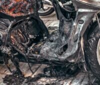 Ein verkohltes Motorrad, die TU Graz geht der Frage nach: Wie sicher sind Batterien?