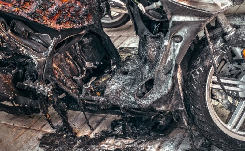 Ein verkohltes Motorrad, die TU Graz geht der Frage nach: Wie sicher sind Batterien?