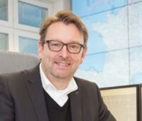 Für ein Stromnetz, in dem Strom von hunderttausenden kleinen dezentralen Erzeugungsanlagen in alle Richtungen fließt bietet die Gleichstromtechnologie Vorteile.
