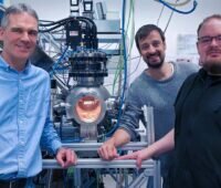 Im Bild Professor Jürgen Fleig, Tobias Huber und Alexander Schmid von der TU Wien, die die Sauerstoff-Ionen-Batterie erfunden haben.