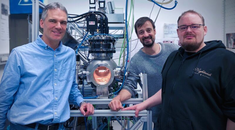 Im Bild Professor Jürgen Fleig, Tobias Huber und Alexander Schmid von der TU Wien, die die Sauerstoff-Ionen-Batterie erfunden haben.