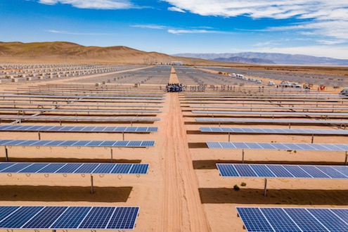 Foto einer großen PV-Anlage in der argentinischen Wüste