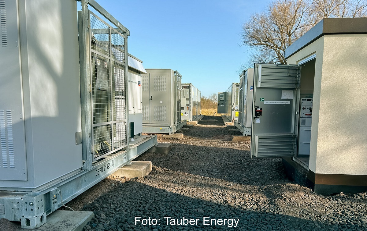 Im Bild der Batteriegroßspeicher BESS Waltershausen von Tauber Energy.