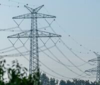 Im Bild Stromleitungen als Symbol für die Netzentgelte 2024.