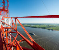 Blick auf die Elbe vom Strommast aus - Leitungn führen auf die andere Seite und weiter in die Landschaft hinein