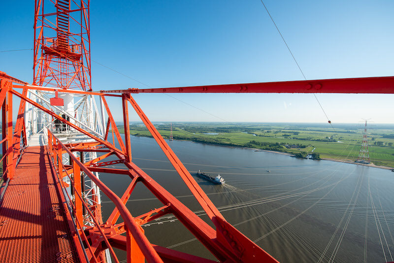 Blick auf die Elbe vom Strommast aus - Leitungn führen auf die andere Seite und weiter in die Landschaft hinein